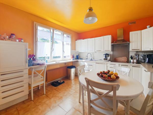 Maison Meulan En Yvelines 7 pièces 172 m² sous sol total, piscine, 850 m² de parcelle