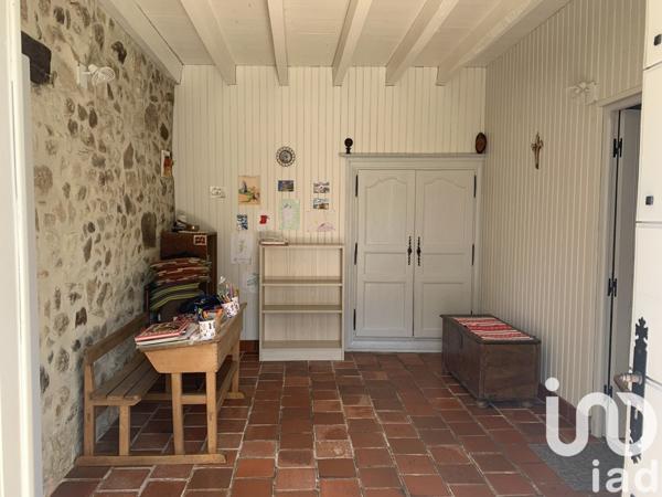 Maison 7 pièces de 198 m² à Manot (16500)