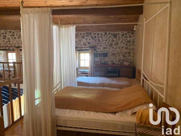 Maison 7 pièces de 198 m² à Manot (16500)