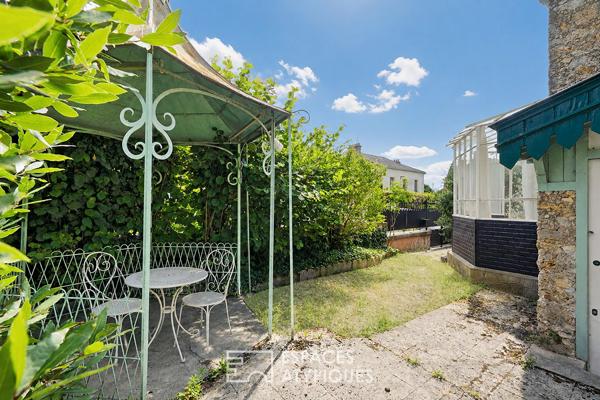 Belle meulière rénovée par un architecte d’intérieur et son jardin méditerranéen