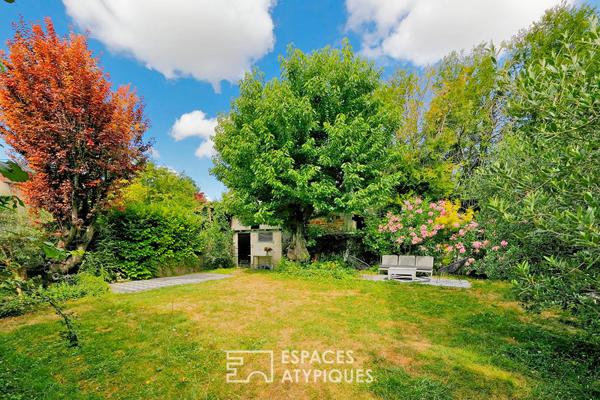 Belle meulière rénovée par un architecte d’intérieur et son jardin méditerranéen