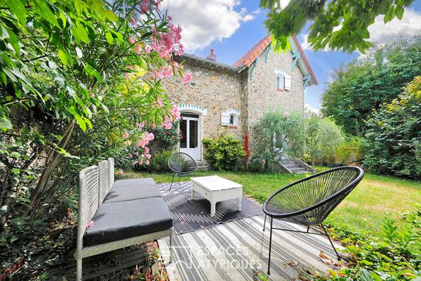 Belle meulière rénovée par un architecte d’intérieur et son jardin méditerranéen
