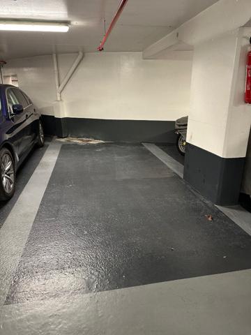 Emplacement de parking au pied de la Tour Eiffel