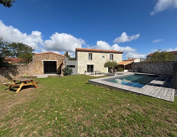 Maison A VENDRE, centre bourg de CHAMPTOCEAUX, 5 chambres, double garage, jardin avec piscine