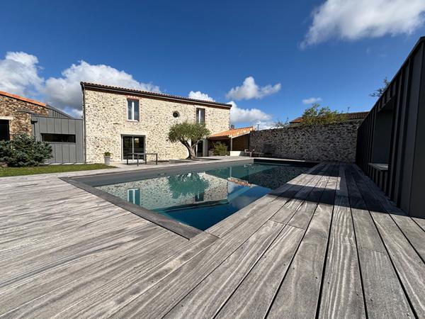 Maison A VENDRE, centre bourg de CHAMPTOCEAUX, 5 chambres, double garage, jardin avec piscine