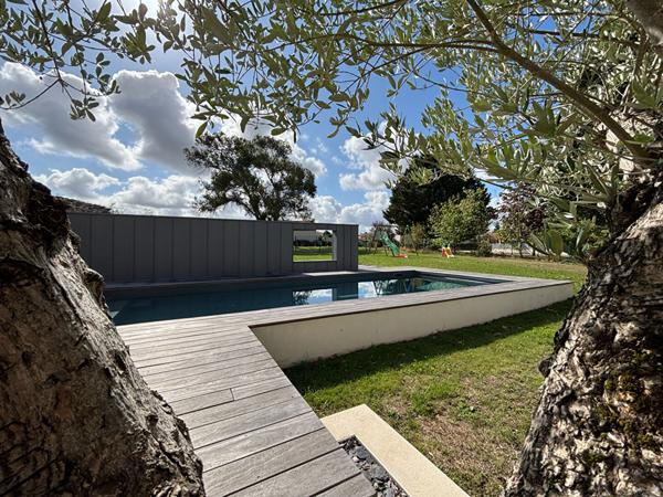 Maison A VENDRE, centre bourg de CHAMPTOCEAUX, 5 chambres, double garage, jardin avec piscine