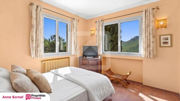 Bastide 7 pièces avec piscine et terrain de 13000 m2 - Massif de l'Estérel