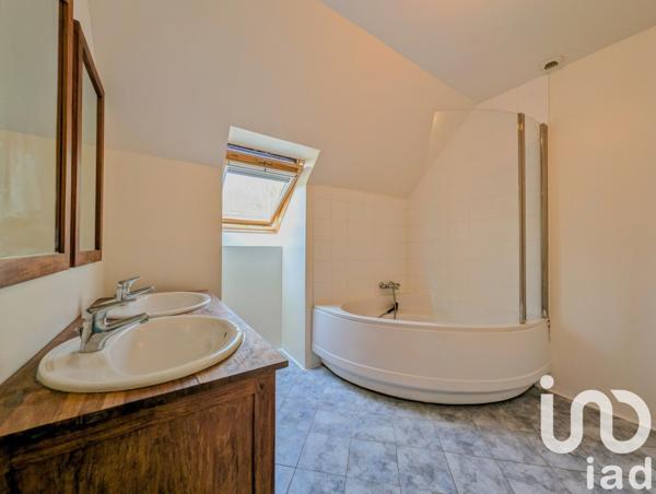 Maison traditionnelle 6 pièces de 142 m² à Oinville-sur-Montcient (78250)