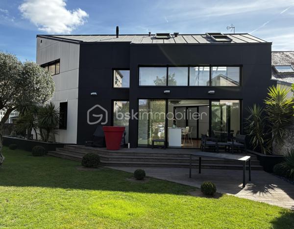 Confidentielle, contemporaine et résolument singulière.

À l’abri des regards, derrière une discrète porte cochère, se dévoile une maison d’architecte de 151 m², nichée au cœur de l’un des secteurs les plus recherchés de Tours, dans le très prisé quartier des Prébendes.
À quelques pas de l’hypercentre, cette adresse rare conjugue avec élégance intimité, architecture contemporaine et proximité immédiate de la vie tourangelle.

Dès l’entrée, la générosité des volumes et la hauteur sous plafond révèlent une conception pensée autour de la lumière et de la fluidité. La maison s’articule autour d’un remarquable patio végétalisé, véritable cœur architectural du lieu.

Le vaste séjour constitue la pièce maîtresse de la maison. Baigné de lumière naturelle par une élégante verrière et de larges baies vitrées, il offre une sensation remarquable d’espace et d’ouverture sur la végétation. La cuisine, parfaitement intégrée, prolonge cet ensemble dans une esthétique sobre et contemporaine.

Un salon plus intime vient compléter cet espace de réception, créant une atmosphère chaleureuse et raffinée.

Ici, chaque détail a été pensé dans un souci de confort et de discrétion. La maison bénéficie notamment d’un système audio Sonos intégré dans chaque pièce, permettant de prolonger l’expérience sonore dans l’ensemble de la propriété.

À l’étage, l’architecture se poursuit avec la même exigence. L’escalier ouvert préserve les perspectives et accompagne une belle mezzanine surplombant le séjour. Depuis celle-ci, les vues traversantes sur le patio et le jardin renforcent cette sensation de continuité entre intérieur et extérieur.
La chambre dispose d’un dressing aménagé et profite d’un environnement particulièrement préservé. Une élégante salle de bains complète cet étage avec douche, baignoire et WC.

À l’extérieur, le jardin paysager se découvre comme un prolongement naturel de la maison. Une sélection d’essences végétales compose un écrin intime et apaisant, tandis que la terrasse en bois invite aux longues soirées d’été et aux moments de convivialité.
L’adresse réserve enfin un privilège particulièrement recherché aux Prébendes : un porche couvert permettant le stationnement de deux véhicules.

UNE ADRESSE. UNE ARCHITECTURE. UNE ATMOSPHÈRE.

Plus qu’une maison, cette propriété offre une véritable expérience de vie : celle d’un lieu confidentiel où la lumière, la végétation et les volumes dialoguent en permanence.
Une architecture contemporaine d’exception, au caractère affirmé, dans l’un des quartiers les plus emblématiques de Tours.
Un bien rare, destiné aux amateurs d’architecture, de discrétion et d’adresses privilégiées.

Points forts : 
-Faible consommation d'énergie
-Une mezzanine pouvant faire office de chambre supplémentaire 
-Cuisine tout équipée 
-La maison peut être vendue meublée