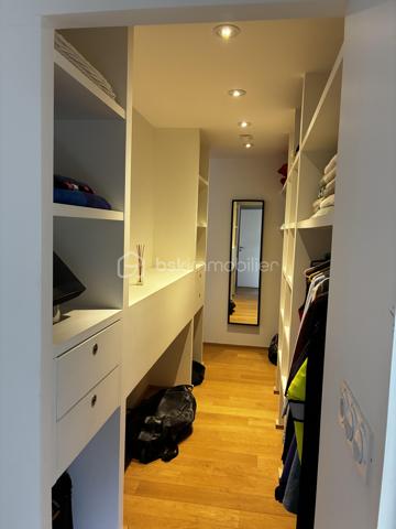 Confidentielle, contemporaine et résolument singulière.

À l’abri des regards, derrière une discrète porte cochère, se dévoile une maison d’architecte de 151 m², nichée au cœur de l’un des secteurs les plus recherchés de Tours, dans le très prisé quartier des Prébendes.
À quelques pas de l’hypercentre, cette adresse rare conjugue avec élégance intimité, architecture contemporaine et proximité immédiate de la vie tourangelle.

Dès l’entrée, la générosité des volumes et la hauteur sous plafond révèlent une conception pensée autour de la lumière et de la fluidité. La maison s’articule autour d’un remarquable patio végétalisé, véritable cœur architectural du lieu.

Le vaste séjour constitue la pièce maîtresse de la maison. Baigné de lumière naturelle par une élégante verrière et de larges baies vitrées, il offre une sensation remarquable d’espace et d’ouverture sur la végétation. La cuisine, parfaitement intégrée, prolonge cet ensemble dans une esthétique sobre et contemporaine.

Un salon plus intime vient compléter cet espace de réception, créant une atmosphère chaleureuse et raffinée.

Ici, chaque détail a été pensé dans un souci de confort et de discrétion. La maison bénéficie notamment d’un système audio Sonos intégré dans chaque pièce, permettant de prolonger l’expérience sonore dans l’ensemble de la propriété.

À l’étage, l’architecture se poursuit avec la même exigence. L’escalier ouvert préserve les perspectives et accompagne une belle mezzanine surplombant le séjour. Depuis celle-ci, les vues traversantes sur le patio et le jardin renforcent cette sensation de continuité entre intérieur et extérieur.
La chambre dispose d’un dressing aménagé et profite d’un environnement particulièrement préservé. Une élégante salle de bains complète cet étage avec douche, baignoire et WC.

À l’extérieur, le jardin paysager se découvre comme un prolongement naturel de la maison. Une sélection d’essences végétales compose un écrin intime et apaisant, tandis que la terrasse en bois invite aux longues soirées d’été et aux moments de convivialité.
L’adresse réserve enfin un privilège particulièrement recherché aux Prébendes : un porche couvert permettant le stationnement de deux véhicules.

UNE ADRESSE. UNE ARCHITECTURE. UNE ATMOSPHÈRE.

Plus qu’une maison, cette propriété offre une véritable expérience de vie : celle d’un lieu confidentiel où la lumière, la végétation et les volumes dialoguent en permanence.
Une architecture contemporaine d’exception, au caractère affirmé, dans l’un des quartiers les plus emblématiques de Tours.
Un bien rare, destiné aux amateurs d’architecture, de discrétion et d’adresses privilégiées.

Points forts : 
-Faible consommation d'énergie
-Une mezzanine pouvant faire office de chambre supplémentaire 
-Cuisine tout équipée 
-La maison peut être vendue meublée