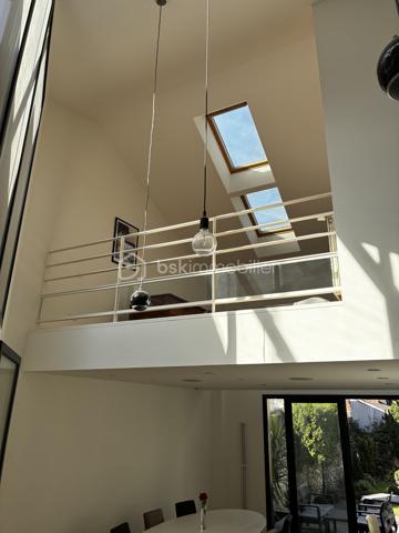 Confidentielle, contemporaine et résolument singulière.

À l’abri des regards, derrière une discrète porte cochère, se dévoile une maison d’architecte de 151 m², nichée au cœur de l’un des secteurs les plus recherchés de Tours, dans le très prisé quartier des Prébendes.
À quelques pas de l’hypercentre, cette adresse rare conjugue avec élégance intimité, architecture contemporaine et proximité immédiate de la vie tourangelle.

Dès l’entrée, la générosité des volumes et la hauteur sous plafond révèlent une conception pensée autour de la lumière et de la fluidité. La maison s’articule autour d’un remarquable patio végétalisé, véritable cœur architectural du lieu.

Le vaste séjour constitue la pièce maîtresse de la maison. Baigné de lumière naturelle par une élégante verrière et de larges baies vitrées, il offre une sensation remarquable d’espace et d’ouverture sur la végétation. La cuisine, parfaitement intégrée, prolonge cet ensemble dans une esthétique sobre et contemporaine.

Un salon plus intime vient compléter cet espace de réception, créant une atmosphère chaleureuse et raffinée.

Ici, chaque détail a été pensé dans un souci de confort et de discrétion. La maison bénéficie notamment d’un système audio Sonos intégré dans chaque pièce, permettant de prolonger l’expérience sonore dans l’ensemble de la propriété.

À l’étage, l’architecture se poursuit avec la même exigence. L’escalier ouvert préserve les perspectives et accompagne une belle mezzanine surplombant le séjour. Depuis celle-ci, les vues traversantes sur le patio et le jardin renforcent cette sensation de continuité entre intérieur et extérieur.
La chambre dispose d’un dressing aménagé et profite d’un environnement particulièrement préservé. Une élégante salle de bains complète cet étage avec douche, baignoire et WC.

À l’extérieur, le jardin paysager se découvre comme un prolongement naturel de la maison. Une sélection d’essences végétales compose un écrin intime et apaisant, tandis que la terrasse en bois invite aux longues soirées d’été et aux moments de convivialité.
L’adresse réserve enfin un privilège particulièrement recherché aux Prébendes : un porche couvert permettant le stationnement de deux véhicules.

UNE ADRESSE. UNE ARCHITECTURE. UNE ATMOSPHÈRE.

Plus qu’une maison, cette propriété offre une véritable expérience de vie : celle d’un lieu confidentiel où la lumière, la végétation et les volumes dialoguent en permanence.
Une architecture contemporaine d’exception, au caractère affirmé, dans l’un des quartiers les plus emblématiques de Tours.
Un bien rare, destiné aux amateurs d’architecture, de discrétion et d’adresses privilégiées.

Points forts : 
-Faible consommation d'énergie
-Une mezzanine pouvant faire office de chambre supplémentaire 
-Cuisine tout équipée 
-La maison peut être vendue meublée