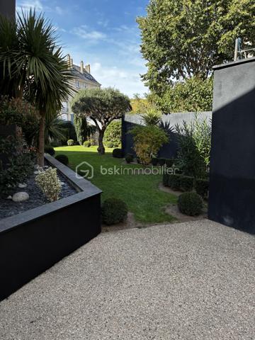 Confidentielle, contemporaine et résolument singulière.

À l’abri des regards, derrière une discrète porte cochère, se dévoile une maison d’architecte de 151 m², nichée au cœur de l’un des secteurs les plus recherchés de Tours, dans le très prisé quartier des Prébendes.
À quelques pas de l’hypercentre, cette adresse rare conjugue avec élégance intimité, architecture contemporaine et proximité immédiate de la vie tourangelle.

Dès l’entrée, la générosité des volumes et la hauteur sous plafond révèlent une conception pensée autour de la lumière et de la fluidité. La maison s’articule autour d’un remarquable patio végétalisé, véritable cœur architectural du lieu.

Le vaste séjour constitue la pièce maîtresse de la maison. Baigné de lumière naturelle par une élégante verrière et de larges baies vitrées, il offre une sensation remarquable d’espace et d’ouverture sur la végétation. La cuisine, parfaitement intégrée, prolonge cet ensemble dans une esthétique sobre et contemporaine.

Un salon plus intime vient compléter cet espace de réception, créant une atmosphère chaleureuse et raffinée.

Ici, chaque détail a été pensé dans un souci de confort et de discrétion. La maison bénéficie notamment d’un système audio Sonos intégré dans chaque pièce, permettant de prolonger l’expérience sonore dans l’ensemble de la propriété.

À l’étage, l’architecture se poursuit avec la même exigence. L’escalier ouvert préserve les perspectives et accompagne une belle mezzanine surplombant le séjour. Depuis celle-ci, les vues traversantes sur le patio et le jardin renforcent cette sensation de continuité entre intérieur et extérieur.
La chambre dispose d’un dressing aménagé et profite d’un environnement particulièrement préservé. Une élégante salle de bains complète cet étage avec douche, baignoire et WC.

À l’extérieur, le jardin paysager se découvre comme un prolongement naturel de la maison. Une sélection d’essences végétales compose un écrin intime et apaisant, tandis que la terrasse en bois invite aux longues soirées d’été et aux moments de convivialité.
L’adresse réserve enfin un privilège particulièrement recherché aux Prébendes : un porche couvert permettant le stationnement de deux véhicules.

UNE ADRESSE. UNE ARCHITECTURE. UNE ATMOSPHÈRE.

Plus qu’une maison, cette propriété offre une véritable expérience de vie : celle d’un lieu confidentiel où la lumière, la végétation et les volumes dialoguent en permanence.
Une architecture contemporaine d’exception, au caractère affirmé, dans l’un des quartiers les plus emblématiques de Tours.
Un bien rare, destiné aux amateurs d’architecture, de discrétion et d’adresses privilégiées.

Points forts : 
-Faible consommation d'énergie
-Une mezzanine pouvant faire office de chambre supplémentaire 
-Cuisine tout équipée 
-La maison peut être vendue meublée