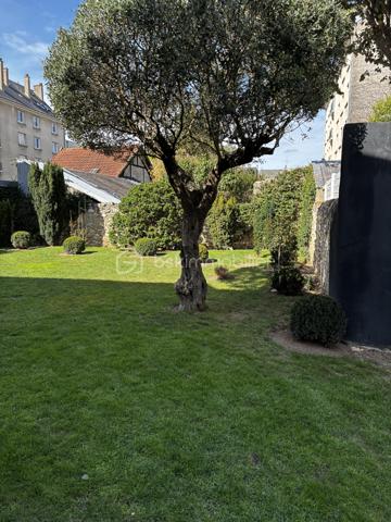 Confidentielle, contemporaine et résolument singulière.

À l’abri des regards, derrière une discrète porte cochère, se dévoile une maison d’architecte de 151 m², nichée au cœur de l’un des secteurs les plus recherchés de Tours, dans le très prisé quartier des Prébendes.
À quelques pas de l’hypercentre, cette adresse rare conjugue avec élégance intimité, architecture contemporaine et proximité immédiate de la vie tourangelle.

Dès l’entrée, la générosité des volumes et la hauteur sous plafond révèlent une conception pensée autour de la lumière et de la fluidité. La maison s’articule autour d’un remarquable patio végétalisé, véritable cœur architectural du lieu.

Le vaste séjour constitue la pièce maîtresse de la maison. Baigné de lumière naturelle par une élégante verrière et de larges baies vitrées, il offre une sensation remarquable d’espace et d’ouverture sur la végétation. La cuisine, parfaitement intégrée, prolonge cet ensemble dans une esthétique sobre et contemporaine.

Un salon plus intime vient compléter cet espace de réception, créant une atmosphère chaleureuse et raffinée.

Ici, chaque détail a été pensé dans un souci de confort et de discrétion. La maison bénéficie notamment d’un système audio Sonos intégré dans chaque pièce, permettant de prolonger l’expérience sonore dans l’ensemble de la propriété.

À l’étage, l’architecture se poursuit avec la même exigence. L’escalier ouvert préserve les perspectives et accompagne une belle mezzanine surplombant le séjour. Depuis celle-ci, les vues traversantes sur le patio et le jardin renforcent cette sensation de continuité entre intérieur et extérieur.
La chambre dispose d’un dressing aménagé et profite d’un environnement particulièrement préservé. Une élégante salle de bains complète cet étage avec douche, baignoire et WC.

À l’extérieur, le jardin paysager se découvre comme un prolongement naturel de la maison. Une sélection d’essences végétales compose un écrin intime et apaisant, tandis que la terrasse en bois invite aux longues soirées d’été et aux moments de convivialité.
L’adresse réserve enfin un privilège particulièrement recherché aux Prébendes : un porche couvert permettant le stationnement de deux véhicules.

UNE ADRESSE. UNE ARCHITECTURE. UNE ATMOSPHÈRE.

Plus qu’une maison, cette propriété offre une véritable expérience de vie : celle d’un lieu confidentiel où la lumière, la végétation et les volumes dialoguent en permanence.
Une architecture contemporaine d’exception, au caractère affirmé, dans l’un des quartiers les plus emblématiques de Tours.
Un bien rare, destiné aux amateurs d’architecture, de discrétion et d’adresses privilégiées.

Points forts : 
-Faible consommation d'énergie
-Une mezzanine pouvant faire office de chambre supplémentaire 
-Cuisine tout équipée 
-La maison peut être vendue meublée