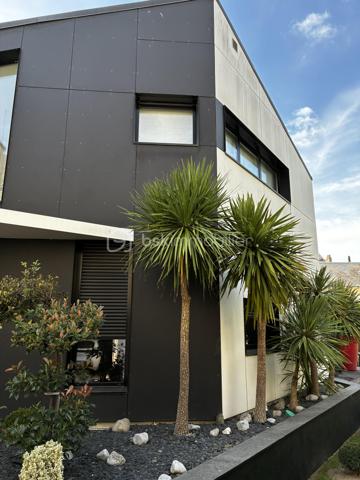 Confidentielle, contemporaine et résolument singulière.

À l’abri des regards, derrière une discrète porte cochère, se dévoile une maison d’architecte de 151 m², nichée au cœur de l’un des secteurs les plus recherchés de Tours, dans le très prisé quartier des Prébendes.
À quelques pas de l’hypercentre, cette adresse rare conjugue avec élégance intimité, architecture contemporaine et proximité immédiate de la vie tourangelle.

Dès l’entrée, la générosité des volumes et la hauteur sous plafond révèlent une conception pensée autour de la lumière et de la fluidité. La maison s’articule autour d’un remarquable patio végétalisé, véritable cœur architectural du lieu.

Le vaste séjour constitue la pièce maîtresse de la maison. Baigné de lumière naturelle par une élégante verrière et de larges baies vitrées, il offre une sensation remarquable d’espace et d’ouverture sur la végétation. La cuisine, parfaitement intégrée, prolonge cet ensemble dans une esthétique sobre et contemporaine.

Un salon plus intime vient compléter cet espace de réception, créant une atmosphère chaleureuse et raffinée.

Ici, chaque détail a été pensé dans un souci de confort et de discrétion. La maison bénéficie notamment d’un système audio Sonos intégré dans chaque pièce, permettant de prolonger l’expérience sonore dans l’ensemble de la propriété.

À l’étage, l’architecture se poursuit avec la même exigence. L’escalier ouvert préserve les perspectives et accompagne une belle mezzanine surplombant le séjour. Depuis celle-ci, les vues traversantes sur le patio et le jardin renforcent cette sensation de continuité entre intérieur et extérieur.
La chambre dispose d’un dressing aménagé et profite d’un environnement particulièrement préservé. Une élégante salle de bains complète cet étage avec douche, baignoire et WC.

À l’extérieur, le jardin paysager se découvre comme un prolongement naturel de la maison. Une sélection d’essences végétales compose un écrin intime et apaisant, tandis que la terrasse en bois invite aux longues soirées d’été et aux moments de convivialité.
L’adresse réserve enfin un privilège particulièrement recherché aux Prébendes : un porche couvert permettant le stationnement de deux véhicules.

UNE ADRESSE. UNE ARCHITECTURE. UNE ATMOSPHÈRE.

Plus qu’une maison, cette propriété offre une véritable expérience de vie : celle d’un lieu confidentiel où la lumière, la végétation et les volumes dialoguent en permanence.
Une architecture contemporaine d’exception, au caractère affirmé, dans l’un des quartiers les plus emblématiques de Tours.
Un bien rare, destiné aux amateurs d’architecture, de discrétion et d’adresses privilégiées.

Points forts : 
-Faible consommation d'énergie
-Une mezzanine pouvant faire office de chambre supplémentaire 
-Cuisine tout équipée 
-La maison peut être vendue meublée
