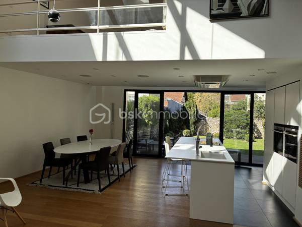Confidentielle, contemporaine et résolument singulière.

À l’abri des regards, derrière une discrète porte cochère, se dévoile une maison d’architecte de 151 m², nichée au cœur de l’un des secteurs les plus recherchés de Tours, dans le très prisé quartier des Prébendes.
À quelques pas de l’hypercentre, cette adresse rare conjugue avec élégance intimité, architecture contemporaine et proximité immédiate de la vie tourangelle.

Dès l’entrée, la générosité des volumes et la hauteur sous plafond révèlent une conception pensée autour de la lumière et de la fluidité. La maison s’articule autour d’un remarquable patio végétalisé, véritable cœur architectural du lieu.

Le vaste séjour constitue la pièce maîtresse de la maison. Baigné de lumière naturelle par une élégante verrière et de larges baies vitrées, il offre une sensation remarquable d’espace et d’ouverture sur la végétation. La cuisine, parfaitement intégrée, prolonge cet ensemble dans une esthétique sobre et contemporaine.

Un salon plus intime vient compléter cet espace de réception, créant une atmosphère chaleureuse et raffinée.

Ici, chaque détail a été pensé dans un souci de confort et de discrétion. La maison bénéficie notamment d’un système audio Sonos intégré dans chaque pièce, permettant de prolonger l’expérience sonore dans l’ensemble de la propriété.

À l’étage, l’architecture se poursuit avec la même exigence. L’escalier ouvert préserve les perspectives et accompagne une belle mezzanine surplombant le séjour. Depuis celle-ci, les vues traversantes sur le patio et le jardin renforcent cette sensation de continuité entre intérieur et extérieur.
La chambre dispose d’un dressing aménagé et profite d’un environnement particulièrement préservé. Une élégante salle de bains complète cet étage avec douche, baignoire et WC.

À l’extérieur, le jardin paysager se découvre comme un prolongement naturel de la maison. Une sélection d’essences végétales compose un écrin intime et apaisant, tandis que la terrasse en bois invite aux longues soirées d’été et aux moments de convivialité.
L’adresse réserve enfin un privilège particulièrement recherché aux Prébendes : un porche couvert permettant le stationnement de deux véhicules.

UNE ADRESSE. UNE ARCHITECTURE. UNE ATMOSPHÈRE.

Plus qu’une maison, cette propriété offre une véritable expérience de vie : celle d’un lieu confidentiel où la lumière, la végétation et les volumes dialoguent en permanence.
Une architecture contemporaine d’exception, au caractère affirmé, dans l’un des quartiers les plus emblématiques de Tours.
Un bien rare, destiné aux amateurs d’architecture, de discrétion et d’adresses privilégiées.

Points forts : 
-Faible consommation d'énergie
-Une mezzanine pouvant faire office de chambre supplémentaire 
-Cuisine tout équipée 
-La maison peut être vendue meublée