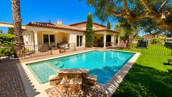 **LE MUY – MAISON FAMILIALE AVEC PISCINE, BEAUX VOLUMES ET VUE DÉGAGÉE**