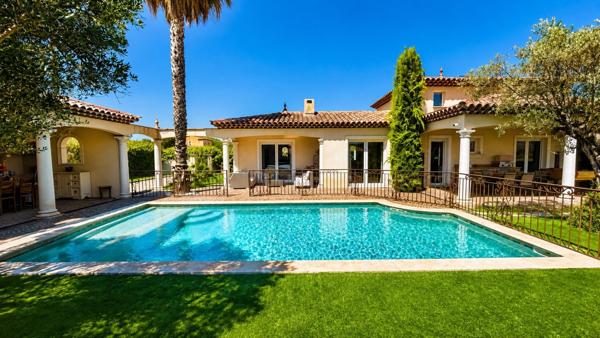 **LE MUY – MAISON FAMILIALE AVEC PISCINE, BEAUX VOLUMES ET VUE DÉGAGÉE**