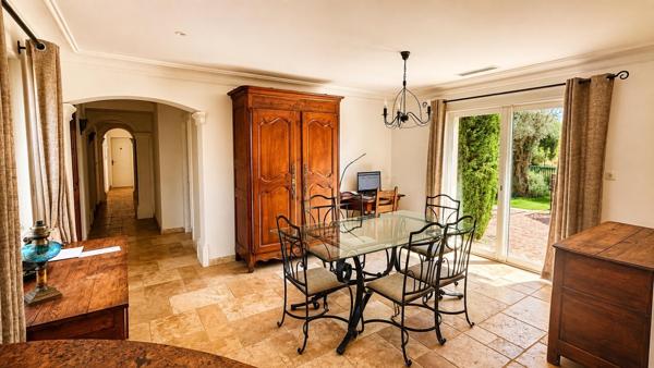 **LE MUY – MAISON FAMILIALE AVEC PISCINE, BEAUX VOLUMES ET VUE DÉGAGÉE**