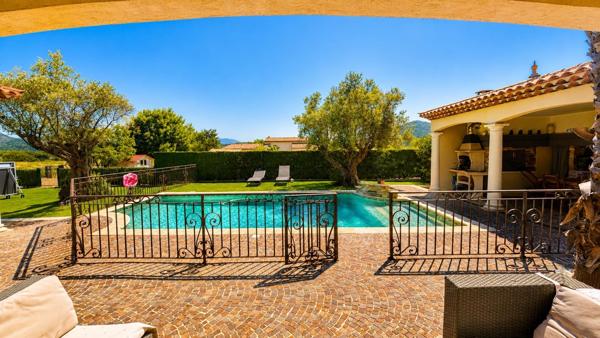**LE MUY – MAISON FAMILIALE AVEC PISCINE, BEAUX VOLUMES ET VUE DÉGAGÉE**