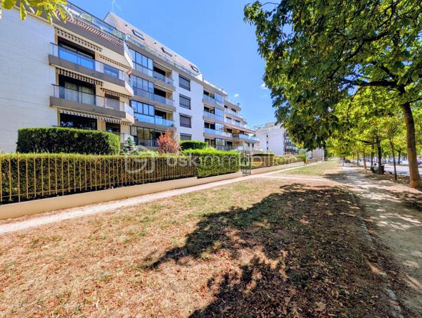 DIJON WILSON : Situé cours du Général de Gaulle dans une copropriété de standing. 
Appartement d'environ 97m² situé au 3 ème étage avec ascenseur, traversant Est/Ouest disposant d'un balcon de chaque côté.
Entrée, cuisine indépendante aménagée avec balcon (EST), pièce de vie de 32m² baignée de lumière grâce à ces larges baies vitrées (possibilité 3 ème chambre), balcon de 3m² + loggia fermée de 7m². 
Une suite parentale avec salle de d'eau et wc privatif, une seconde chambre de 18m² avec placard intégré. Salle de bains, deuxième WC indépendant, dégagement et rangement. 
Bon état général, quelques rafraîchissements  à prévoir. 
charges de copropriété 2500 euros, taxe foncière 2300 euros, chauffage individuel électrique, DPE C  
Garage et cave en sous-sol.