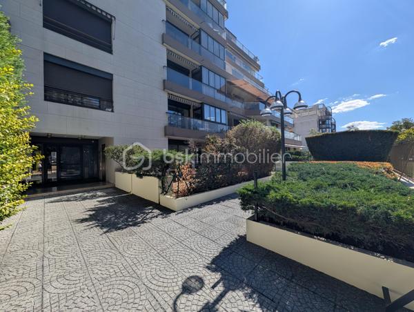 DIJON WILSON : Situé cours du Général de Gaulle dans une copropriété de standing. 
Appartement d'environ 97m² situé au 3 ème étage avec ascenseur, traversant Est/Ouest disposant d'un balcon de chaque côté.
Entrée, cuisine indépendante aménagée avec balcon (EST), pièce de vie de 32m² baignée de lumière grâce à ces larges baies vitrées (possibilité 3 ème chambre), balcon de 3m² + loggia fermée de 7m². 
Une suite parentale avec salle de d'eau et wc privatif, une seconde chambre de 18m² avec placard intégré. Salle de bains, deuxième WC indépendant, dégagement et rangement. 
Bon état général, quelques rafraîchissements  à prévoir. 
charges de copropriété 2500 euros, taxe foncière 2300 euros, chauffage individuel électrique, DPE C  
Garage et cave en sous-sol.