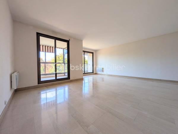 DIJON WILSON : Situé cours du Général de Gaulle dans une copropriété de standing. 
Appartement d'environ 97m² situé au 3 ème étage avec ascenseur, traversant Est/Ouest disposant d'un balcon de chaque côté.
Entrée, cuisine indépendante aménagée avec balcon (EST), pièce de vie de 32m² baignée de lumière grâce à ces larges baies vitrées (possibilité 3 ème chambre), balcon de 3m² + loggia fermée de 7m². 
Une suite parentale avec salle de d'eau et wc privatif, une seconde chambre de 18m² avec placard intégré. Salle de bains, deuxième WC indépendant, dégagement et rangement. 
Bon état général, quelques rafraîchissements  à prévoir. 
charges de copropriété 2500 euros, taxe foncière 2300 euros, chauffage individuel électrique, DPE C  
Garage et cave en sous-sol.