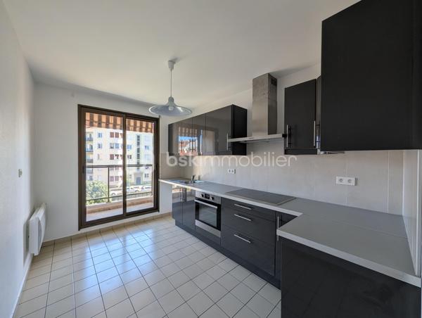 DIJON WILSON : Situé cours du Général de Gaulle dans une copropriété de standing. 
Appartement d'environ 97m² situé au 3 ème étage avec ascenseur, traversant Est/Ouest disposant d'un balcon de chaque côté.
Entrée, cuisine indépendante aménagée avec balcon (EST), pièce de vie de 32m² baignée de lumière grâce à ces larges baies vitrées (possibilité 3 ème chambre), balcon de 3m² + loggia fermée de 7m². 
Une suite parentale avec salle de d'eau et wc privatif, une seconde chambre de 18m² avec placard intégré. Salle de bains, deuxième WC indépendant, dégagement et rangement. 
Bon état général, quelques rafraîchissements  à prévoir. 
charges de copropriété 2500 euros, taxe foncière 2300 euros, chauffage individuel électrique, DPE C  
Garage et cave en sous-sol.