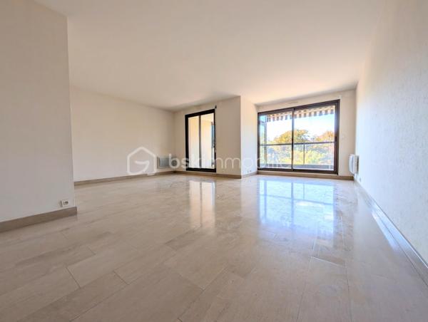 DIJON WILSON : Situé cours du Général de Gaulle dans une copropriété de standing. 
Appartement d'environ 97m² situé au 3 ème étage avec ascenseur, traversant Est/Ouest disposant d'un balcon de chaque côté.
Entrée, cuisine indépendante aménagée avec balcon (EST), pièce de vie de 32m² baignée de lumière grâce à ces larges baies vitrées (possibilité 3 ème chambre), balcon de 3m² + loggia fermée de 7m². 
Une suite parentale avec salle de d'eau et wc privatif, une seconde chambre de 18m² avec placard intégré. Salle de bains, deuxième WC indépendant, dégagement et rangement. 
Bon état général, quelques rafraîchissements  à prévoir. 
charges de copropriété 2500 euros, taxe foncière 2300 euros, chauffage individuel électrique, DPE C  
Garage et cave en sous-sol.
