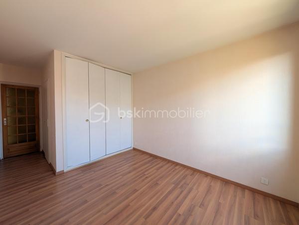 DIJON WILSON : Situé cours du Général de Gaulle dans une copropriété de standing. 
Appartement d'environ 97m² situé au 3 ème étage avec ascenseur, traversant Est/Ouest disposant d'un balcon de chaque côté.
Entrée, cuisine indépendante aménagée avec balcon (EST), pièce de vie de 32m² baignée de lumière grâce à ces larges baies vitrées (possibilité 3 ème chambre), balcon de 3m² + loggia fermée de 7m². 
Une suite parentale avec salle de d'eau et wc privatif, une seconde chambre de 18m² avec placard intégré. Salle de bains, deuxième WC indépendant, dégagement et rangement. 
Bon état général, quelques rafraîchissements  à prévoir. 
charges de copropriété 2500 euros, taxe foncière 2300 euros, chauffage individuel électrique, DPE C  
Garage et cave en sous-sol.