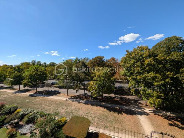 DIJON WILSON : Situé cours du Général de Gaulle dans une copropriété de standing. 
Appartement d'environ 97m² situé au 3 ème étage avec ascenseur, traversant Est/Ouest disposant d'un balcon de chaque côté.
Entrée, cuisine indépendante aménagée avec balcon (EST), pièce de vie de 32m² baignée de lumière grâce à ces larges baies vitrées (possibilité 3 ème chambre), balcon de 3m² + loggia fermée de 7m². 
Une suite parentale avec salle de d'eau et wc privatif, une seconde chambre de 18m² avec placard intégré. Salle de bains, deuxième WC indépendant, dégagement et rangement. 
Bon état général, quelques rafraîchissements  à prévoir. 
charges de copropriété 2500 euros, taxe foncière 2300 euros, chauffage individuel électrique, DPE C  
Garage et cave en sous-sol.