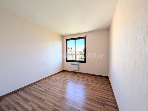 DIJON WILSON : Situé cours du Général de Gaulle dans une copropriété de standing. 
Appartement d'environ 97m² situé au 3 ème étage avec ascenseur, traversant Est/Ouest disposant d'un balcon de chaque côté.
Entrée, cuisine indépendante aménagée avec balcon (EST), pièce de vie de 32m² baignée de lumière grâce à ces larges baies vitrées (possibilité 3 ème chambre), balcon de 3m² + loggia fermée de 7m². 
Une suite parentale avec salle de d'eau et wc privatif, une seconde chambre de 18m² avec placard intégré. Salle de bains, deuxième WC indépendant, dégagement et rangement. 
Bon état général, quelques rafraîchissements  à prévoir. 
charges de copropriété 2500 euros, taxe foncière 2300 euros, chauffage individuel électrique, DPE C  
Garage et cave en sous-sol.