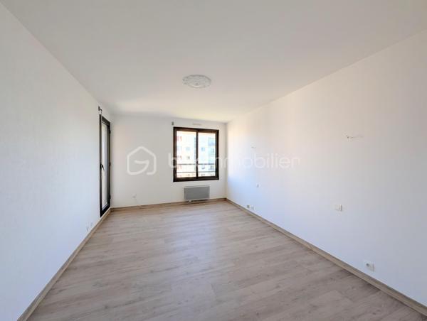 DIJON WILSON : Situé cours du Général de Gaulle dans une copropriété de standing. 
Appartement d'environ 97m² situé au 3 ème étage avec ascenseur, traversant Est/Ouest disposant d'un balcon de chaque côté.
Entrée, cuisine indépendante aménagée avec balcon (EST), pièce de vie de 32m² baignée de lumière grâce à ces larges baies vitrées (possibilité 3 ème chambre), balcon de 3m² + loggia fermée de 7m². 
Une suite parentale avec salle de d'eau et wc privatif, une seconde chambre de 18m² avec placard intégré. Salle de bains, deuxième WC indépendant, dégagement et rangement. 
Bon état général, quelques rafraîchissements  à prévoir. 
charges de copropriété 2500 euros, taxe foncière 2300 euros, chauffage individuel électrique, DPE C  
Garage et cave en sous-sol.