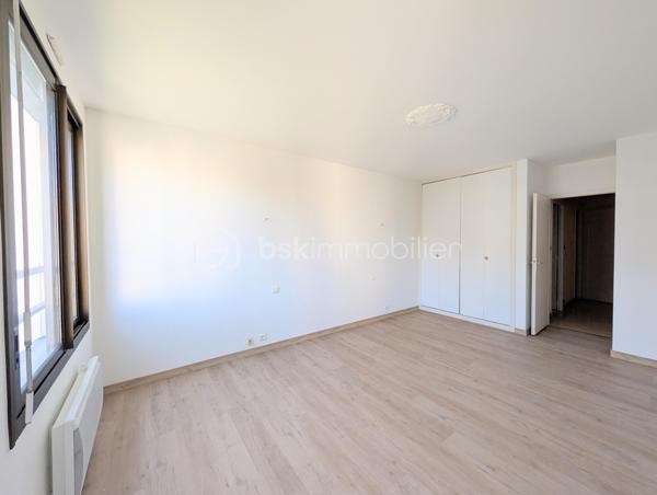 DIJON WILSON : Situé cours du Général de Gaulle dans une copropriété de standing. 
Appartement d'environ 97m² situé au 3 ème étage avec ascenseur, traversant Est/Ouest disposant d'un balcon de chaque côté.
Entrée, cuisine indépendante aménagée avec balcon (EST), pièce de vie de 32m² baignée de lumière grâce à ces larges baies vitrées (possibilité 3 ème chambre), balcon de 3m² + loggia fermée de 7m². 
Une suite parentale avec salle de d'eau et wc privatif, une seconde chambre de 18m² avec placard intégré. Salle de bains, deuxième WC indépendant, dégagement et rangement. 
Bon état général, quelques rafraîchissements  à prévoir. 
charges de copropriété 2500 euros, taxe foncière 2300 euros, chauffage individuel électrique, DPE C  
Garage et cave en sous-sol.