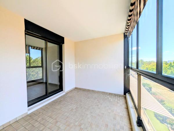 DIJON WILSON : Situé cours du Général de Gaulle dans une copropriété de standing. 
Appartement d'environ 97m² situé au 3 ème étage avec ascenseur, traversant Est/Ouest disposant d'un balcon de chaque côté.
Entrée, cuisine indépendante aménagée avec balcon (EST), pièce de vie de 32m² baignée de lumière grâce à ces larges baies vitrées (possibilité 3 ème chambre), balcon de 3m² + loggia fermée de 7m². 
Une suite parentale avec salle de d'eau et wc privatif, une seconde chambre de 18m² avec placard intégré. Salle de bains, deuxième WC indépendant, dégagement et rangement. 
Bon état général, quelques rafraîchissements  à prévoir. 
charges de copropriété 2500 euros, taxe foncière 2300 euros, chauffage individuel électrique, DPE C  
Garage et cave en sous-sol.