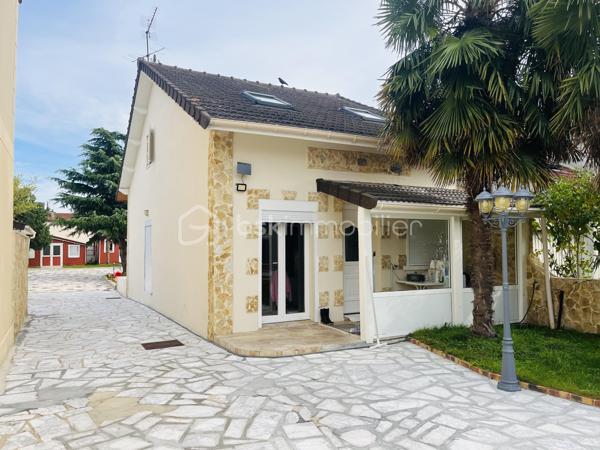 Découvrez cette magnifique maison, bâtie en 1989, avec une surface habitable de 82 m² édifiée sur une parcelle de 557 m2. Nichée dans un cadre paisible, elle offre un style de vie serein, tout en étant à proximité des commodités urbaines. 

Composée de 5 pièces, cette demeure est parfaite pour accueillir vos envies et besoins. Vous profiterez d'un agencement intérieur fluide et bien pensé, mettant en avant des matériaux de qualité. 

Dans la maison principale vous trouverez au rez-de-chaussée-de-chaussée une belle cuisine entièrement équipée et aménagée, 1 salle à manger et un séjour avec sa cheminée et une salle d'eau 

A l'étage une grande chambre parentale avec sa salle d'eau et une seconde chambre

Côté extérieur 2 chalets équipée et aménagé avec pièce de vie cuisine équipée, et une chambre ; Idéal pour un jeune ado ou famille intergénérationnelle
En complément 1 dépendance aménagée pour buanderie et une salle d'eau avec cabine de douche et un WC 

Profitez d'un charmant jardin avec terrasse sur un terrain, idéal pour les repas d'été, les moments de détente ou les jeux des enfants.
Plusieurs places du stationnement sur une parcelle entièrement clôturée.
Un cadre de vie agréable, alliant confort, fonctionnalité et convivialité

Que vous cherchiez un investissement sûr ou un foyer chaleureux, cette maison est prête à vous séduire.