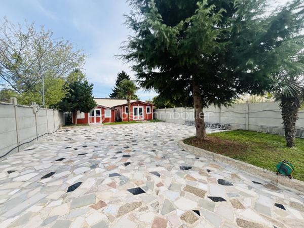 Découvrez cette magnifique maison, bâtie en 1989, avec une surface habitable de 82 m² édifiée sur une parcelle de 557 m2. Nichée dans un cadre paisible, elle offre un style de vie serein, tout en étant à proximité des commodités urbaines. 

Composée de 5 pièces, cette demeure est parfaite pour accueillir vos envies et besoins. Vous profiterez d'un agencement intérieur fluide et bien pensé, mettant en avant des matériaux de qualité. 

Dans la maison principale vous trouverez au rez-de-chaussée-de-chaussée une belle cuisine entièrement équipée et aménagée, 1 salle à manger et un séjour avec sa cheminée et une salle d'eau 

A l'étage une grande chambre parentale avec sa salle d'eau et une seconde chambre

Côté extérieur 2 chalets équipée et aménagé avec pièce de vie cuisine équipée, et une chambre ; Idéal pour un jeune ado ou famille intergénérationnelle
En complément 1 dépendance aménagée pour buanderie et une salle d'eau avec cabine de douche et un WC 

Profitez d'un charmant jardin avec terrasse sur un terrain, idéal pour les repas d'été, les moments de détente ou les jeux des enfants.
Plusieurs places du stationnement sur une parcelle entièrement clôturée.
Un cadre de vie agréable, alliant confort, fonctionnalité et convivialité

Que vous cherchiez un investissement sûr ou un foyer chaleureux, cette maison est prête à vous séduire.