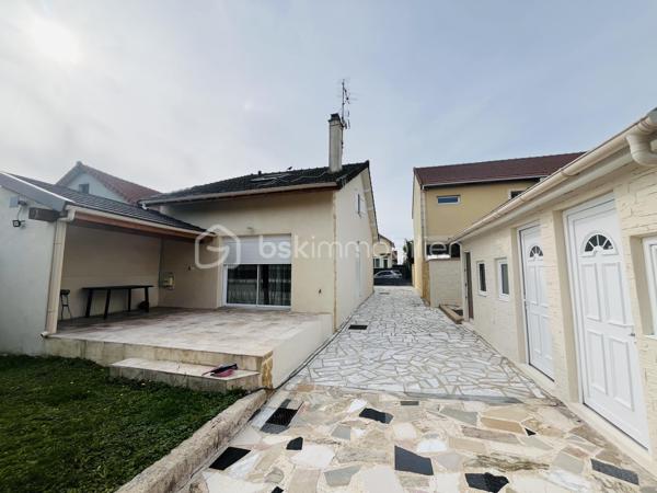 Découvrez cette magnifique maison, bâtie en 1989, avec une surface habitable de 82 m² édifiée sur une parcelle de 557 m2. Nichée dans un cadre paisible, elle offre un style de vie serein, tout en étant à proximité des commodités urbaines. 

Composée de 5 pièces, cette demeure est parfaite pour accueillir vos envies et besoins. Vous profiterez d'un agencement intérieur fluide et bien pensé, mettant en avant des matériaux de qualité. 

Dans la maison principale vous trouverez au rez-de-chaussée-de-chaussée une belle cuisine entièrement équipée et aménagée, 1 salle à manger et un séjour avec sa cheminée et une salle d'eau 

A l'étage une grande chambre parentale avec sa salle d'eau et une seconde chambre

Côté extérieur 2 chalets équipée et aménagé avec pièce de vie cuisine équipée, et une chambre ; Idéal pour un jeune ado ou famille intergénérationnelle
En complément 1 dépendance aménagée pour buanderie et une salle d'eau avec cabine de douche et un WC 

Profitez d'un charmant jardin avec terrasse sur un terrain, idéal pour les repas d'été, les moments de détente ou les jeux des enfants.
Plusieurs places du stationnement sur une parcelle entièrement clôturée.
Un cadre de vie agréable, alliant confort, fonctionnalité et convivialité

Que vous cherchiez un investissement sûr ou un foyer chaleureux, cette maison est prête à vous séduire.