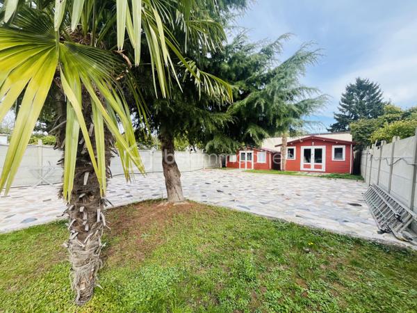 Découvrez cette magnifique maison, bâtie en 1989, avec une surface habitable de 82 m² édifiée sur une parcelle de 557 m2. Nichée dans un cadre paisible, elle offre un style de vie serein, tout en étant à proximité des commodités urbaines. 

Composée de 5 pièces, cette demeure est parfaite pour accueillir vos envies et besoins. Vous profiterez d'un agencement intérieur fluide et bien pensé, mettant en avant des matériaux de qualité. 

Dans la maison principale vous trouverez au rez-de-chaussée-de-chaussée une belle cuisine entièrement équipée et aménagée, 1 salle à manger et un séjour avec sa cheminée et une salle d'eau 

A l'étage une grande chambre parentale avec sa salle d'eau et une seconde chambre

Côté extérieur 2 chalets équipée et aménagé avec pièce de vie cuisine équipée, et une chambre ; Idéal pour un jeune ado ou famille intergénérationnelle
En complément 1 dépendance aménagée pour buanderie et une salle d'eau avec cabine de douche et un WC 

Profitez d'un charmant jardin avec terrasse sur un terrain, idéal pour les repas d'été, les moments de détente ou les jeux des enfants.
Plusieurs places du stationnement sur une parcelle entièrement clôturée.
Un cadre de vie agréable, alliant confort, fonctionnalité et convivialité

Que vous cherchiez un investissement sûr ou un foyer chaleureux, cette maison est prête à vous séduire.