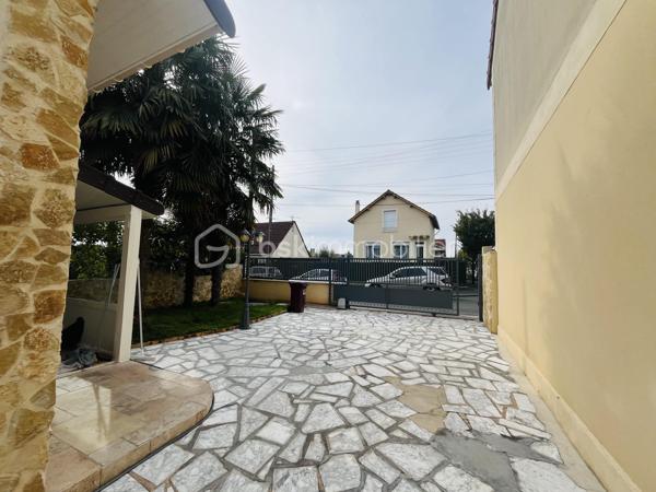 Découvrez cette magnifique maison, bâtie en 1989, avec une surface habitable de 82 m² édifiée sur une parcelle de 557 m2. Nichée dans un cadre paisible, elle offre un style de vie serein, tout en étant à proximité des commodités urbaines. 

Composée de 5 pièces, cette demeure est parfaite pour accueillir vos envies et besoins. Vous profiterez d'un agencement intérieur fluide et bien pensé, mettant en avant des matériaux de qualité. 

Dans la maison principale vous trouverez au rez-de-chaussée-de-chaussée une belle cuisine entièrement équipée et aménagée, 1 salle à manger et un séjour avec sa cheminée et une salle d'eau 

A l'étage une grande chambre parentale avec sa salle d'eau et une seconde chambre

Côté extérieur 2 chalets équipée et aménagé avec pièce de vie cuisine équipée, et une chambre ; Idéal pour un jeune ado ou famille intergénérationnelle
En complément 1 dépendance aménagée pour buanderie et une salle d'eau avec cabine de douche et un WC 

Profitez d'un charmant jardin avec terrasse sur un terrain, idéal pour les repas d'été, les moments de détente ou les jeux des enfants.
Plusieurs places du stationnement sur une parcelle entièrement clôturée.
Un cadre de vie agréable, alliant confort, fonctionnalité et convivialité

Que vous cherchiez un investissement sûr ou un foyer chaleureux, cette maison est prête à vous séduire.