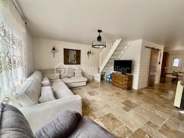 Découvrez cette magnifique maison, bâtie en 1989, avec une surface habitable de 82 m² édifiée sur une parcelle de 557 m2. Nichée dans un cadre paisible, elle offre un style de vie serein, tout en étant à proximité des commodités urbaines. 

Composée de 5 pièces, cette demeure est parfaite pour accueillir vos envies et besoins. Vous profiterez d'un agencement intérieur fluide et bien pensé, mettant en avant des matériaux de qualité. 

Dans la maison principale vous trouverez au rez-de-chaussée-de-chaussée une belle cuisine entièrement équipée et aménagée, 1 salle à manger et un séjour avec sa cheminée et une salle d'eau 

A l'étage une grande chambre parentale avec sa salle d'eau et une seconde chambre

Côté extérieur 2 chalets équipée et aménagé avec pièce de vie cuisine équipée, et une chambre ; Idéal pour un jeune ado ou famille intergénérationnelle
En complément 1 dépendance aménagée pour buanderie et une salle d'eau avec cabine de douche et un WC 

Profitez d'un charmant jardin avec terrasse sur un terrain, idéal pour les repas d'été, les moments de détente ou les jeux des enfants.
Plusieurs places du stationnement sur une parcelle entièrement clôturée.
Un cadre de vie agréable, alliant confort, fonctionnalité et convivialité

Que vous cherchiez un investissement sûr ou un foyer chaleureux, cette maison est prête à vous séduire.