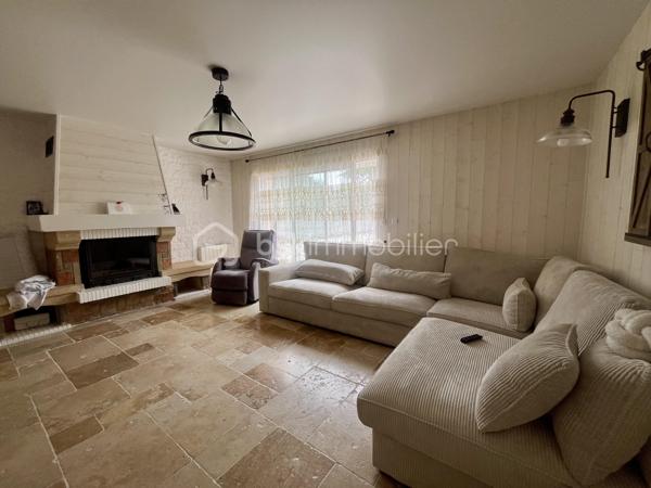 Découvrez cette magnifique maison, bâtie en 1989, avec une surface habitable de 82 m² édifiée sur une parcelle de 557 m2. Nichée dans un cadre paisible, elle offre un style de vie serein, tout en étant à proximité des commodités urbaines. 

Composée de 5 pièces, cette demeure est parfaite pour accueillir vos envies et besoins. Vous profiterez d'un agencement intérieur fluide et bien pensé, mettant en avant des matériaux de qualité. 

Dans la maison principale vous trouverez au rez-de-chaussée-de-chaussée une belle cuisine entièrement équipée et aménagée, 1 salle à manger et un séjour avec sa cheminée et une salle d'eau 

A l'étage une grande chambre parentale avec sa salle d'eau et une seconde chambre

Côté extérieur 2 chalets équipée et aménagé avec pièce de vie cuisine équipée, et une chambre ; Idéal pour un jeune ado ou famille intergénérationnelle
En complément 1 dépendance aménagée pour buanderie et une salle d'eau avec cabine de douche et un WC 

Profitez d'un charmant jardin avec terrasse sur un terrain, idéal pour les repas d'été, les moments de détente ou les jeux des enfants.
Plusieurs places du stationnement sur une parcelle entièrement clôturée.
Un cadre de vie agréable, alliant confort, fonctionnalité et convivialité

Que vous cherchiez un investissement sûr ou un foyer chaleureux, cette maison est prête à vous séduire.