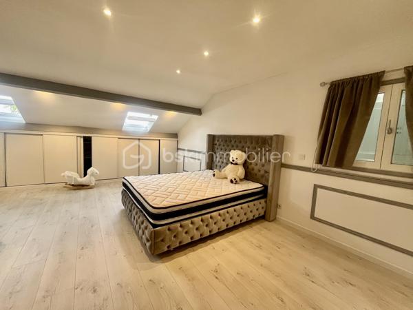 Découvrez cette magnifique maison, bâtie en 1989, avec une surface habitable de 82 m² édifiée sur une parcelle de 557 m2. Nichée dans un cadre paisible, elle offre un style de vie serein, tout en étant à proximité des commodités urbaines. 

Composée de 5 pièces, cette demeure est parfaite pour accueillir vos envies et besoins. Vous profiterez d'un agencement intérieur fluide et bien pensé, mettant en avant des matériaux de qualité. 

Dans la maison principale vous trouverez au rez-de-chaussée-de-chaussée une belle cuisine entièrement équipée et aménagée, 1 salle à manger et un séjour avec sa cheminée et une salle d'eau 

A l'étage une grande chambre parentale avec sa salle d'eau et une seconde chambre

Côté extérieur 2 chalets équipée et aménagé avec pièce de vie cuisine équipée, et une chambre ; Idéal pour un jeune ado ou famille intergénérationnelle
En complément 1 dépendance aménagée pour buanderie et une salle d'eau avec cabine de douche et un WC 

Profitez d'un charmant jardin avec terrasse sur un terrain, idéal pour les repas d'été, les moments de détente ou les jeux des enfants.
Plusieurs places du stationnement sur une parcelle entièrement clôturée.
Un cadre de vie agréable, alliant confort, fonctionnalité et convivialité

Que vous cherchiez un investissement sûr ou un foyer chaleureux, cette maison est prête à vous séduire.