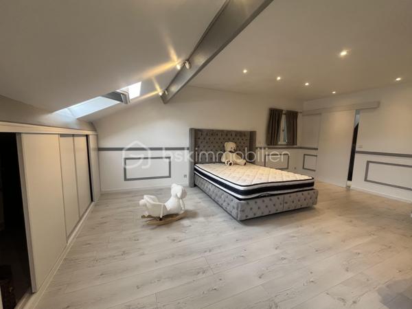 Découvrez cette magnifique maison, bâtie en 1989, avec une surface habitable de 82 m² édifiée sur une parcelle de 557 m2. Nichée dans un cadre paisible, elle offre un style de vie serein, tout en étant à proximité des commodités urbaines. 

Composée de 5 pièces, cette demeure est parfaite pour accueillir vos envies et besoins. Vous profiterez d'un agencement intérieur fluide et bien pensé, mettant en avant des matériaux de qualité. 

Dans la maison principale vous trouverez au rez-de-chaussée-de-chaussée une belle cuisine entièrement équipée et aménagée, 1 salle à manger et un séjour avec sa cheminée et une salle d'eau 

A l'étage une grande chambre parentale avec sa salle d'eau et une seconde chambre

Côté extérieur 2 chalets équipée et aménagé avec pièce de vie cuisine équipée, et une chambre ; Idéal pour un jeune ado ou famille intergénérationnelle
En complément 1 dépendance aménagée pour buanderie et une salle d'eau avec cabine de douche et un WC 

Profitez d'un charmant jardin avec terrasse sur un terrain, idéal pour les repas d'été, les moments de détente ou les jeux des enfants.
Plusieurs places du stationnement sur une parcelle entièrement clôturée.
Un cadre de vie agréable, alliant confort, fonctionnalité et convivialité

Que vous cherchiez un investissement sûr ou un foyer chaleureux, cette maison est prête à vous séduire.