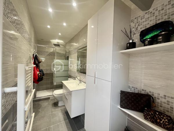 Découvrez cette magnifique maison, bâtie en 1989, avec une surface habitable de 82 m² édifiée sur une parcelle de 557 m2. Nichée dans un cadre paisible, elle offre un style de vie serein, tout en étant à proximité des commodités urbaines. 

Composée de 5 pièces, cette demeure est parfaite pour accueillir vos envies et besoins. Vous profiterez d'un agencement intérieur fluide et bien pensé, mettant en avant des matériaux de qualité. 

Dans la maison principale vous trouverez au rez-de-chaussée-de-chaussée une belle cuisine entièrement équipée et aménagée, 1 salle à manger et un séjour avec sa cheminée et une salle d'eau 

A l'étage une grande chambre parentale avec sa salle d'eau et une seconde chambre

Côté extérieur 2 chalets équipée et aménagé avec pièce de vie cuisine équipée, et une chambre ; Idéal pour un jeune ado ou famille intergénérationnelle
En complément 1 dépendance aménagée pour buanderie et une salle d'eau avec cabine de douche et un WC 

Profitez d'un charmant jardin avec terrasse sur un terrain, idéal pour les repas d'été, les moments de détente ou les jeux des enfants.
Plusieurs places du stationnement sur une parcelle entièrement clôturée.
Un cadre de vie agréable, alliant confort, fonctionnalité et convivialité

Que vous cherchiez un investissement sûr ou un foyer chaleureux, cette maison est prête à vous séduire.