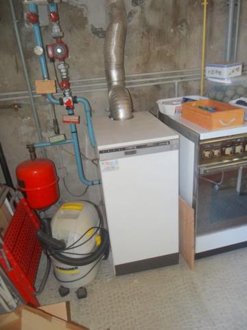 Dpt Allier (03), à vendre proche de DOMERATAT maison P4 plus chaufferie, garage et cave