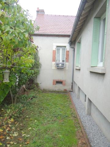 Dpt Allier (03), à vendre proche de DOMERATAT maison P4 plus chaufferie, garage et cave