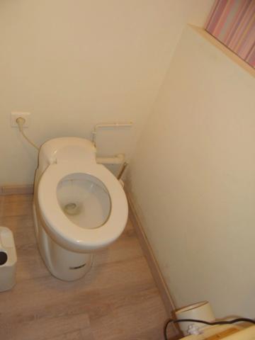 Dpt Allier (03), à vendre proche de DOMERATAT maison P4 plus chaufferie, garage et cave