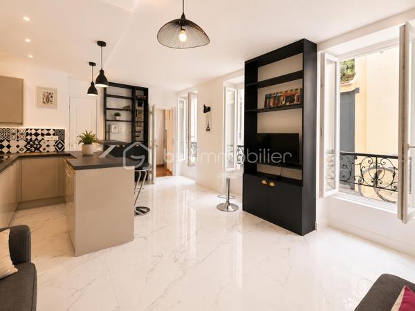 PARIS 15e - Appartement au rez-de-chaussée - au calme sur cours dans une petite co-propriété (5) sans vis-à-vis - superficie 25.67m² loi Carrez.
Situé au cœur du très recherché quartier Montparnasse dans le 15ᵉ arrondissement de Paris, ce charmant studio entièrement rénové avec goût bénéficie d'un emplacement privilégié alliant dynamisme et calme absolu grâce à son exposition sur cour. À quelques pas des métros Falguière (ligne 12), Montparnasse-Bienvenüe (lignes 4, 6, 12 et 13) et Duroc (lignes 10 et 13), il profite d'une excellente desserte et d'un accès rapide à toute la capitale. Le quartier offre une qualité de vie remarquable avec ses nombreux commerces de proximité, marchés, boulangeries, cafés, restaurants, cinémas, théâtres et le centre commercial de la Gare Montparnasse. Vous rejoindrez en quelques minutes le Jardin Atlantique, le Jardin du Luxembourg, l'Hôpital Necker-Enfants Malades, plusieurs établissements d'enseignement supérieur ainsi que de nombreux sièges d'entreprises et pôles d'activité. 
Le studio se compose d'un séjour avec cuisine ouverte entièrement équipée, d'une salle d'eau moderne dont toilettes et d'une cave. Situé dans une petite copropriété, il constitue une opportunité idéale pour un premier achat, un pied-à-terre parisien ou un investissement locatif dans l'un des secteurs les plus recherchés de la rive gauche.
Une opportunité rare dans un secteur recherché. Contactez-moi pour organiser une visite