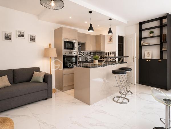 PARIS 15e - Appartement au rez-de-chaussée - au calme sur cours dans une petite co-propriété (5) sans vis-à-vis - superficie 25.67m² loi Carrez.
Situé au cœur du très recherché quartier Montparnasse dans le 15ᵉ arrondissement de Paris, ce charmant studio entièrement rénové avec goût bénéficie d'un emplacement privilégié alliant dynamisme et calme absolu grâce à son exposition sur cour. À quelques pas des métros Falguière (ligne 12), Montparnasse-Bienvenüe (lignes 4, 6, 12 et 13) et Duroc (lignes 10 et 13), il profite d'une excellente desserte et d'un accès rapide à toute la capitale. Le quartier offre une qualité de vie remarquable avec ses nombreux commerces de proximité, marchés, boulangeries, cafés, restaurants, cinémas, théâtres et le centre commercial de la Gare Montparnasse. Vous rejoindrez en quelques minutes le Jardin Atlantique, le Jardin du Luxembourg, l'Hôpital Necker-Enfants Malades, plusieurs établissements d'enseignement supérieur ainsi que de nombreux sièges d'entreprises et pôles d'activité. 
Le studio se compose d'un séjour avec cuisine ouverte entièrement équipée, d'une salle d'eau moderne dont toilettes et d'une cave. Situé dans une petite copropriété, il constitue une opportunité idéale pour un premier achat, un pied-à-terre parisien ou un investissement locatif dans l'un des secteurs les plus recherchés de la rive gauche.
Une opportunité rare dans un secteur recherché. Contactez-moi pour organiser une visite