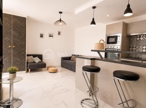 PARIS 15e - Appartement au rez-de-chaussée - au calme sur cours dans une petite co-propriété (5) sans vis-à-vis - superficie 25.67m² loi Carrez.
Situé au cœur du très recherché quartier Montparnasse dans le 15ᵉ arrondissement de Paris, ce charmant studio entièrement rénové avec goût bénéficie d'un emplacement privilégié alliant dynamisme et calme absolu grâce à son exposition sur cour. À quelques pas des métros Falguière (ligne 12), Montparnasse-Bienvenüe (lignes 4, 6, 12 et 13) et Duroc (lignes 10 et 13), il profite d'une excellente desserte et d'un accès rapide à toute la capitale. Le quartier offre une qualité de vie remarquable avec ses nombreux commerces de proximité, marchés, boulangeries, cafés, restaurants, cinémas, théâtres et le centre commercial de la Gare Montparnasse. Vous rejoindrez en quelques minutes le Jardin Atlantique, le Jardin du Luxembourg, l'Hôpital Necker-Enfants Malades, plusieurs établissements d'enseignement supérieur ainsi que de nombreux sièges d'entreprises et pôles d'activité. 
Le studio se compose d'un séjour avec cuisine ouverte entièrement équipée, d'une salle d'eau moderne dont toilettes et d'une cave. Situé dans une petite copropriété, il constitue une opportunité idéale pour un premier achat, un pied-à-terre parisien ou un investissement locatif dans l'un des secteurs les plus recherchés de la rive gauche.
Une opportunité rare dans un secteur recherché. Contactez-moi pour organiser une visite